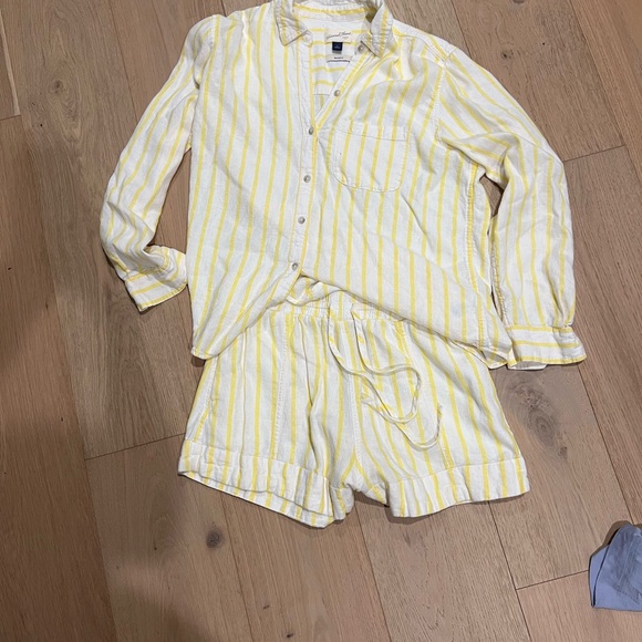 Universal Thread Other - Yellow Striped Set